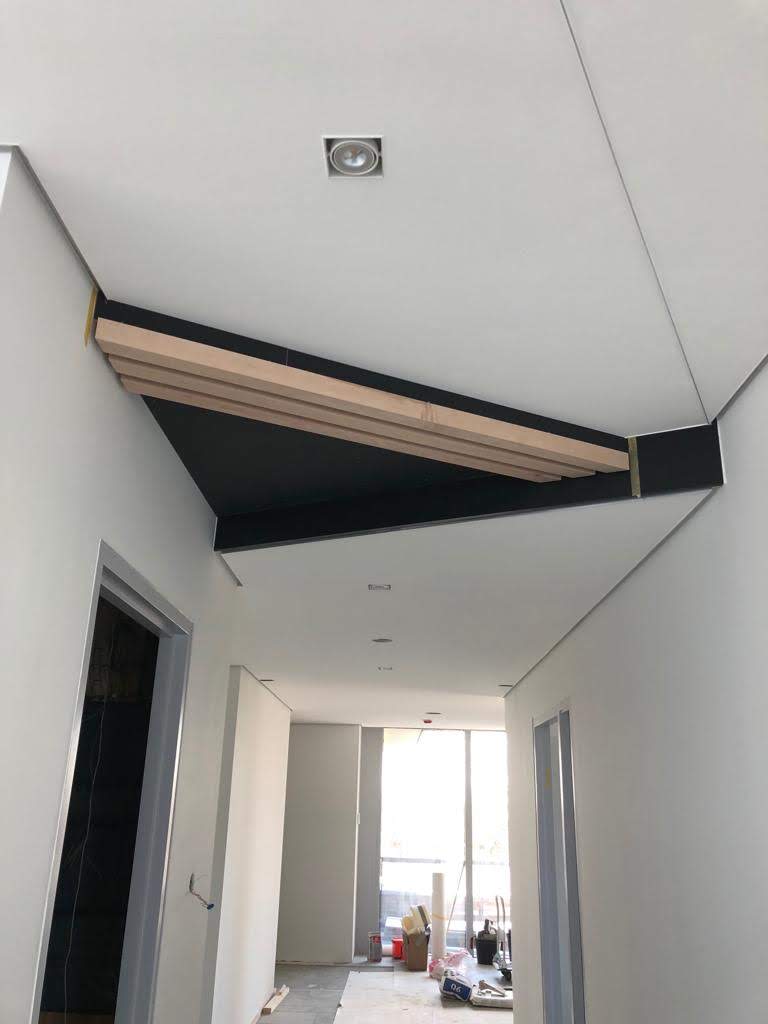 Stalen Deuren & Latten Plafond · tijdens