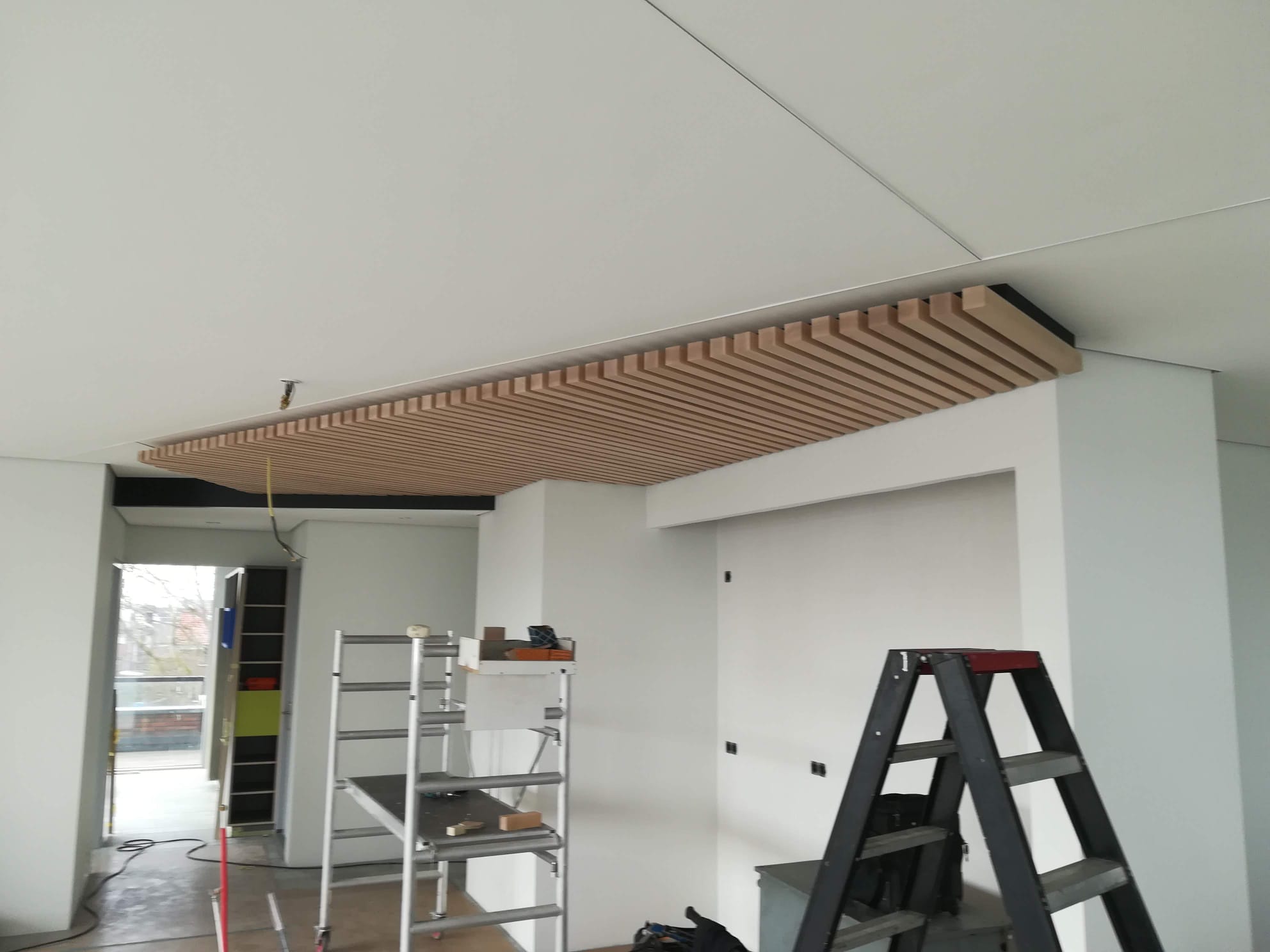 Stalen Deuren & Latten Plafond · tijdens