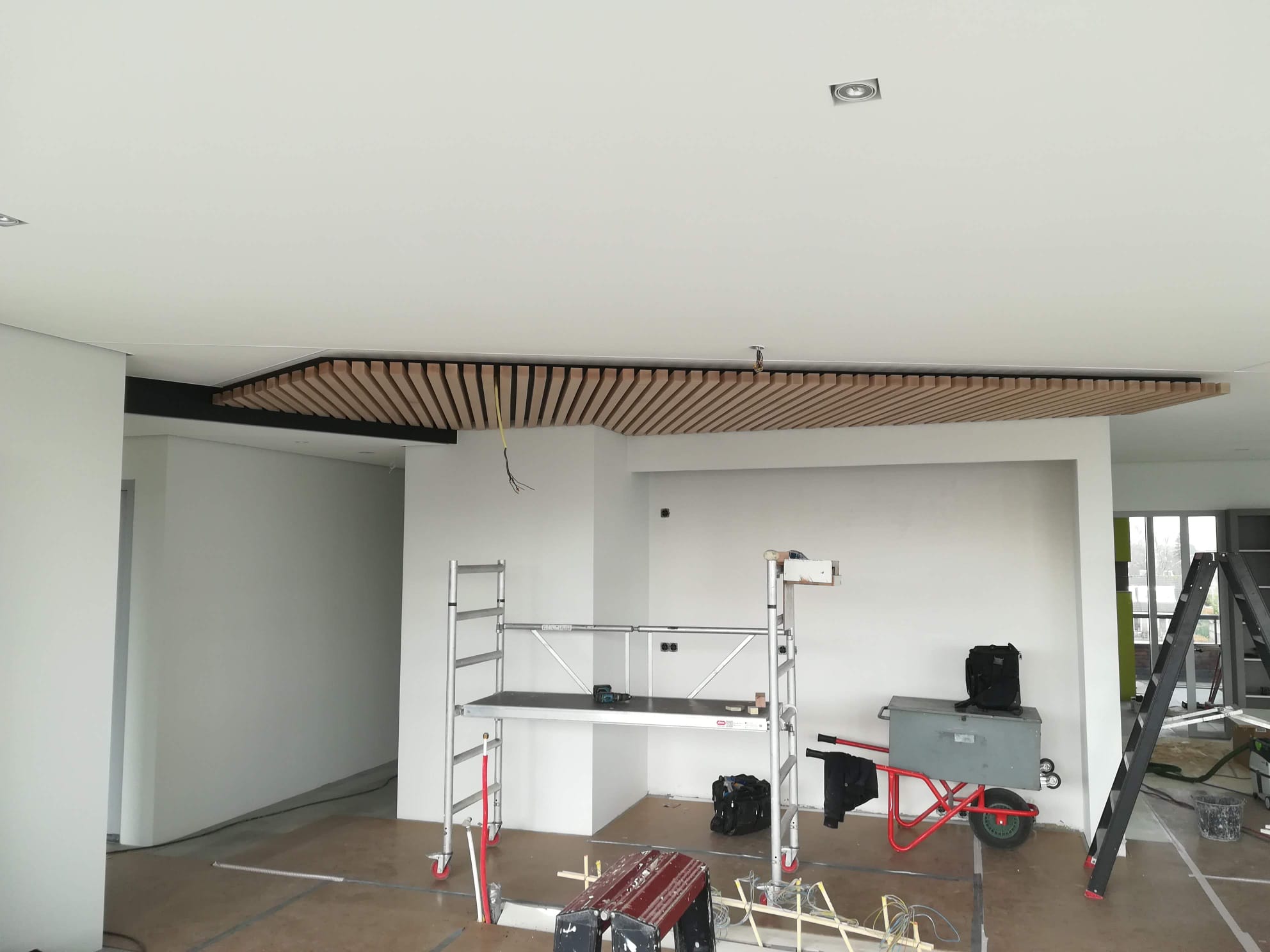 Stalen Deuren & Latten Plafond · tijdens