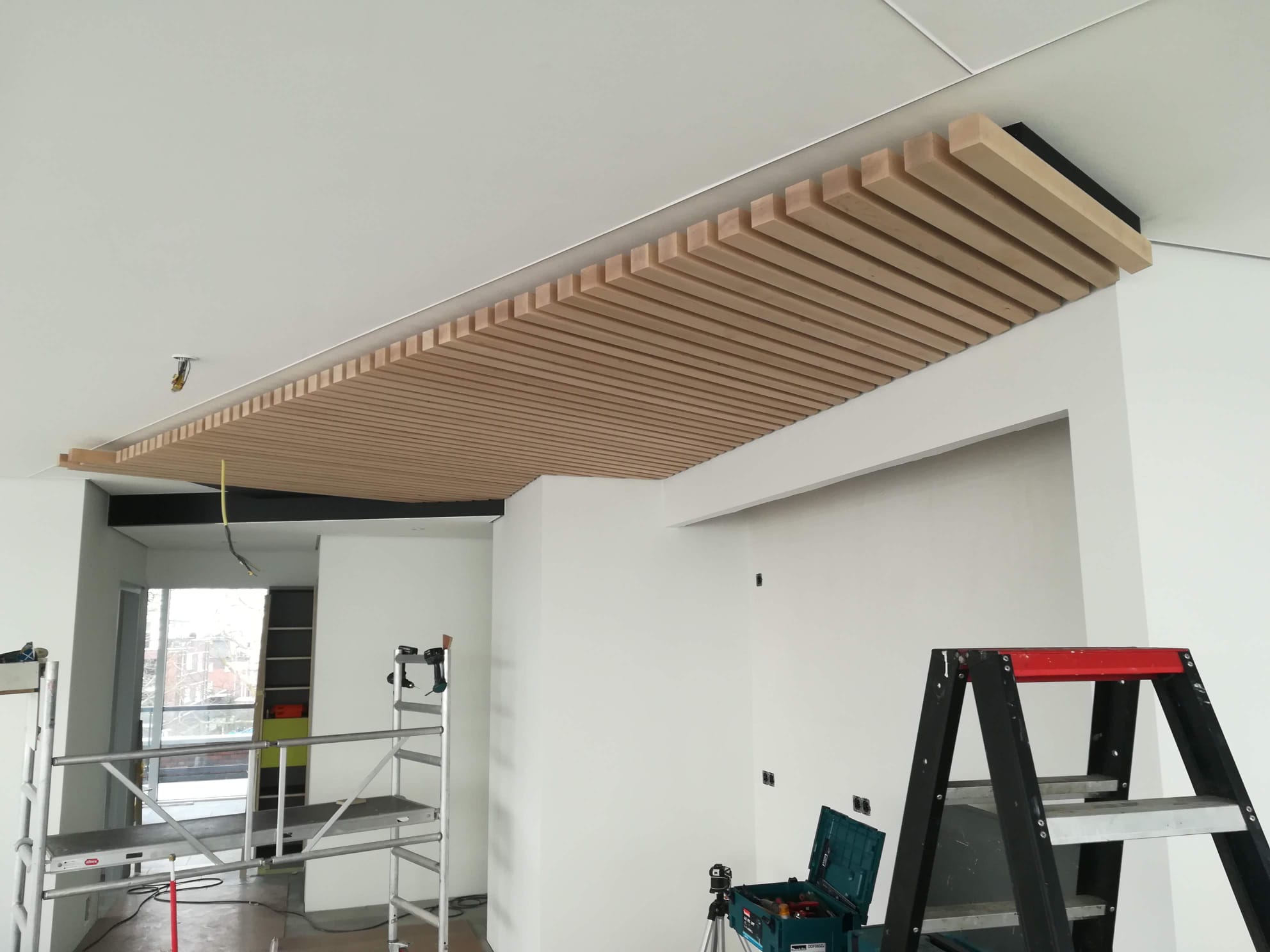 Stalen Deuren & Latten Plafond · tijdens