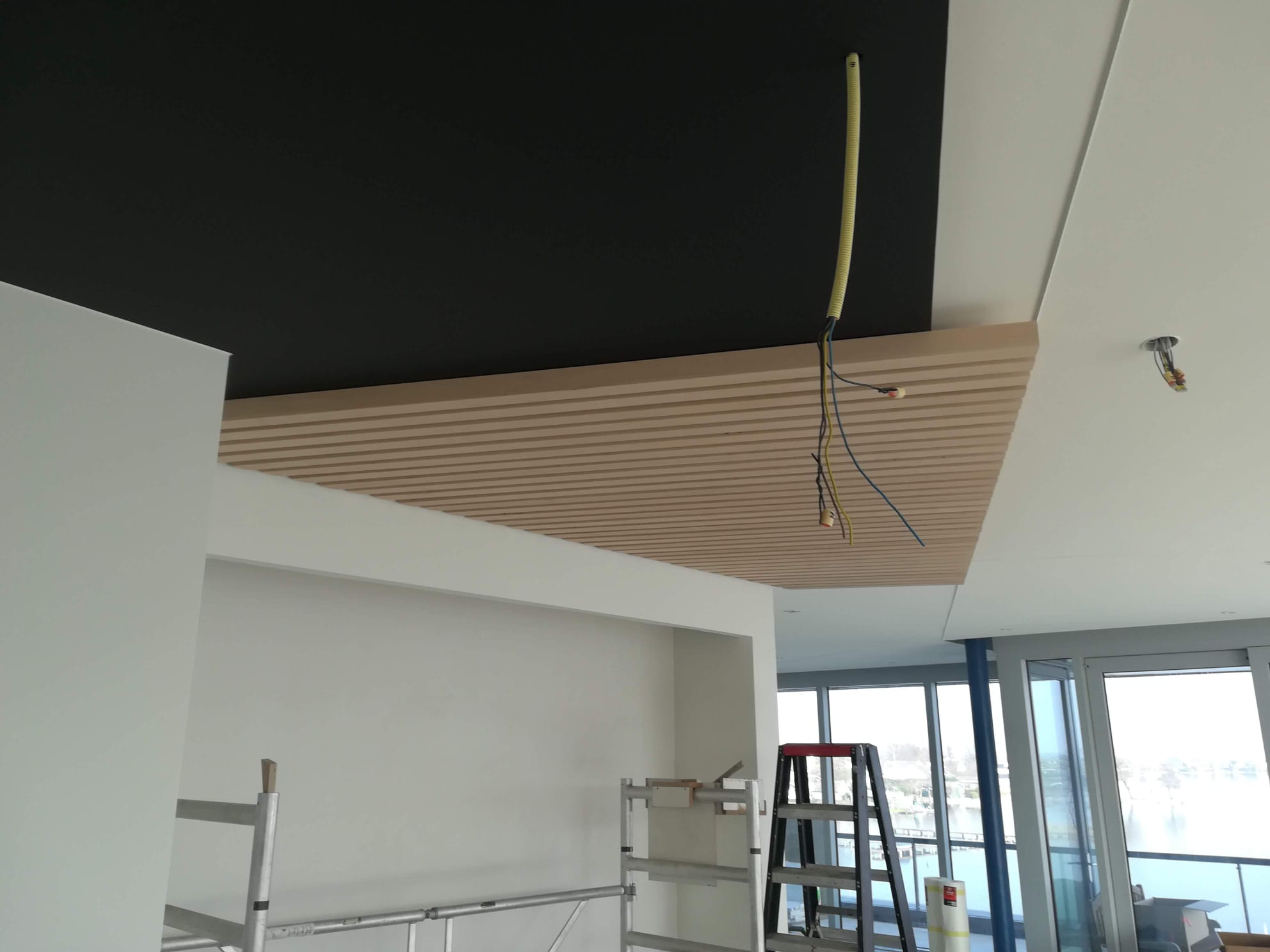 Stalen Deuren & Latten Plafond · tijdens