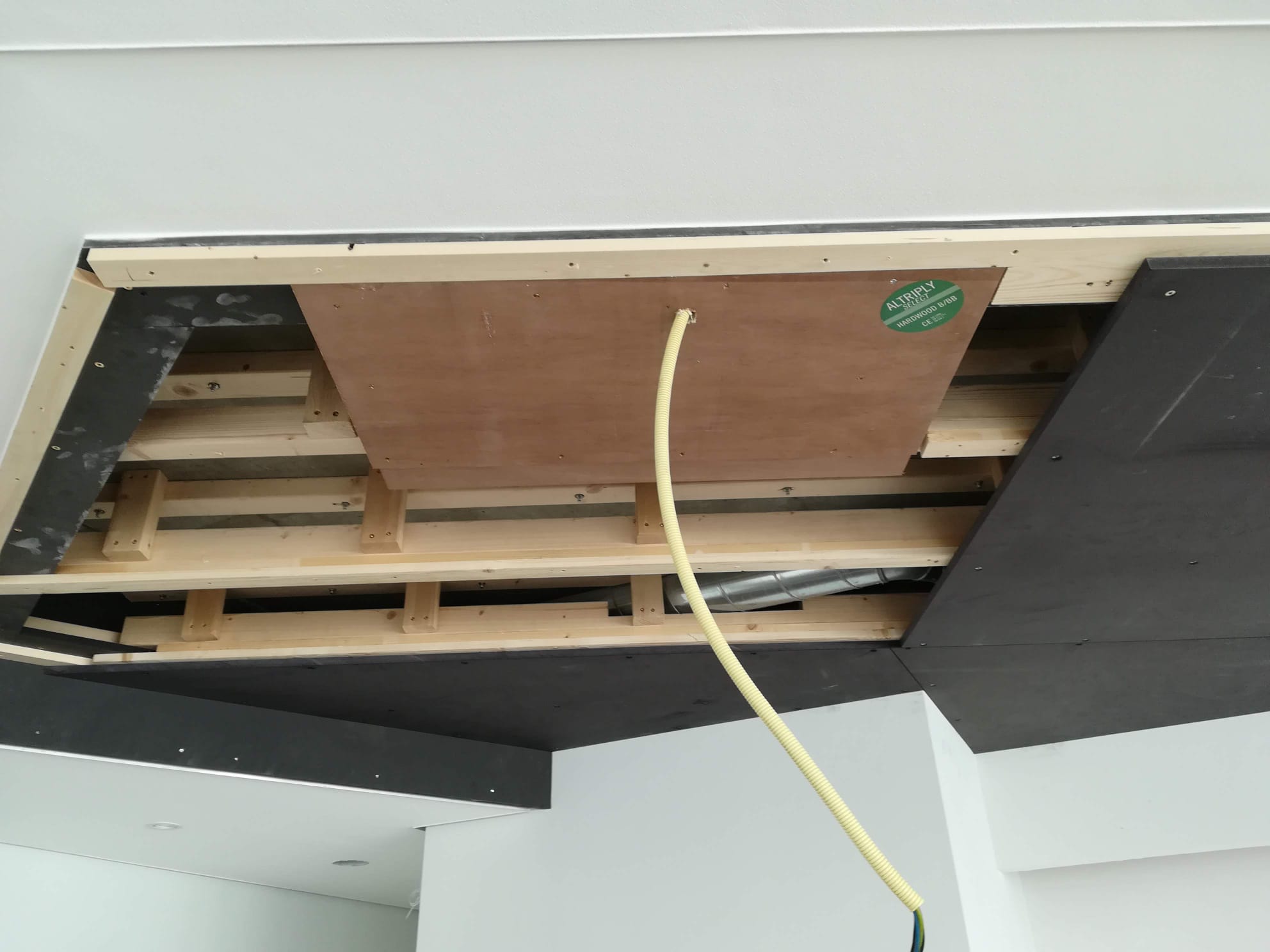 Stalen Deuren & Latten Plafond · tijdens