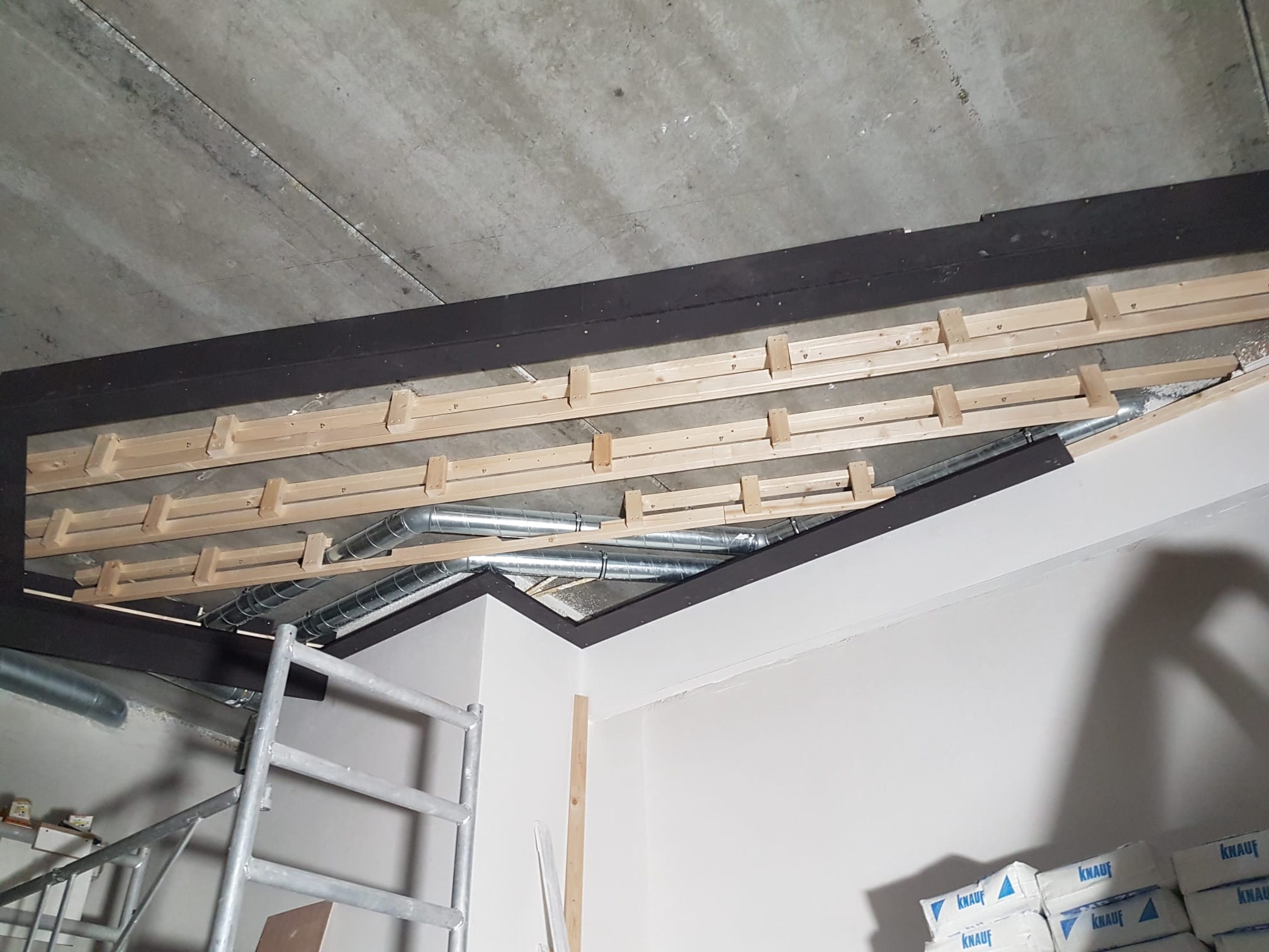 Stalen Deuren & Latten Plafond · tijdens