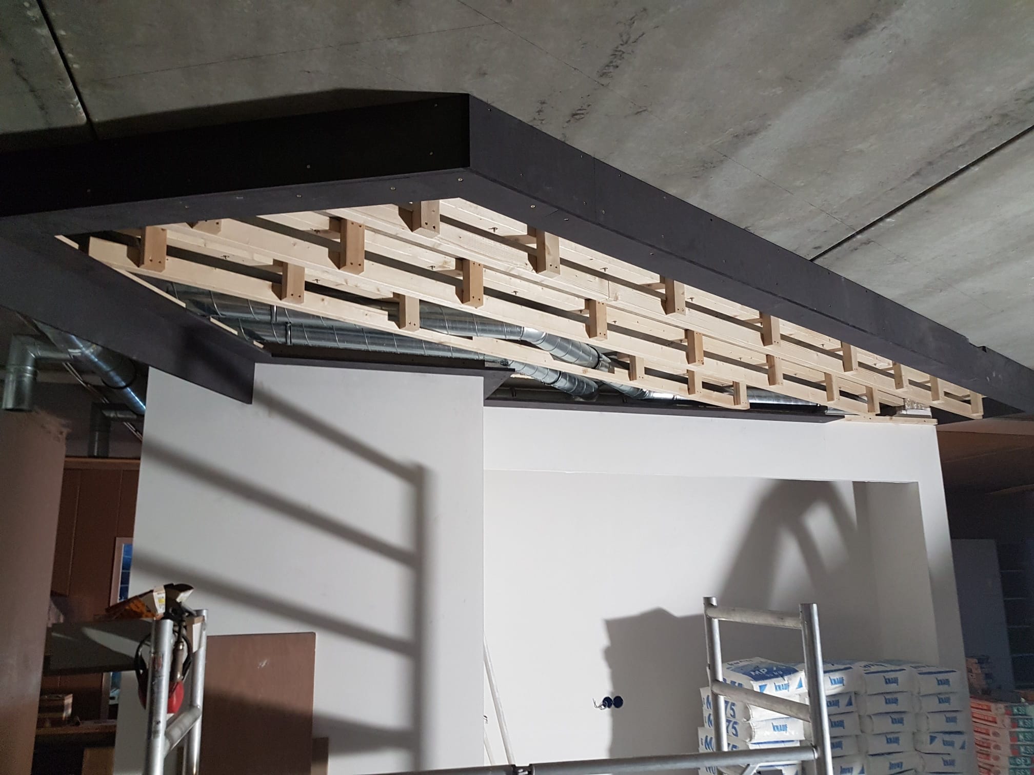 Stalen Deuren & Latten Plafond · tijdens